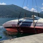 motoscafo inabissato nel lago maggiore recuperato con i mezzi comar