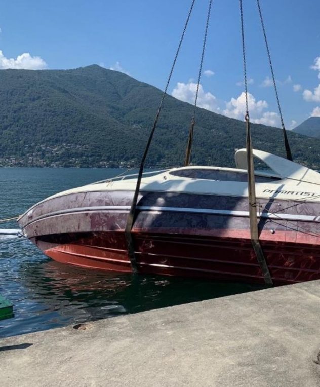 motoscafo inabissato nel lago maggiore recuperato con i mezzi comar