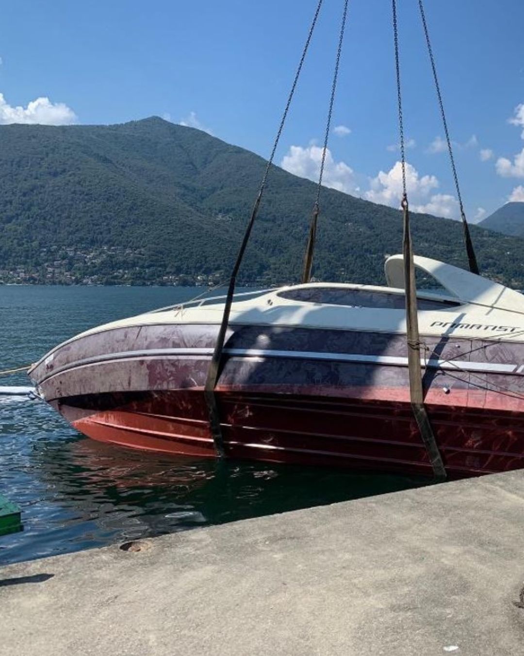 motoscafo inabissato nel lago maggiore recuperato con i mezzi comar