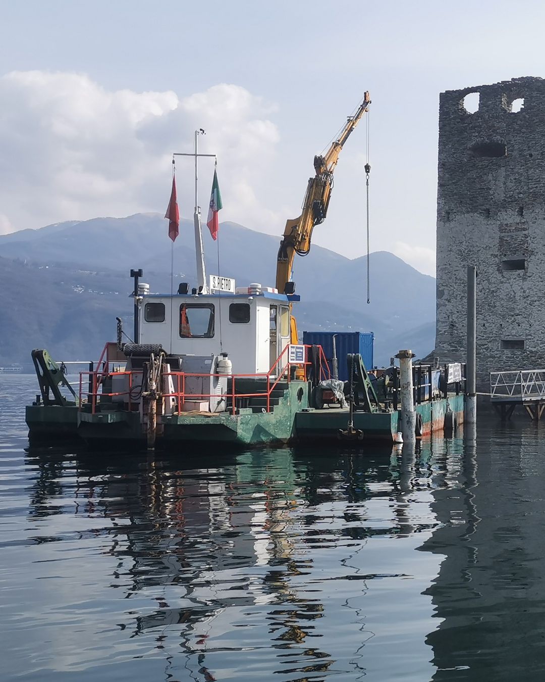 comar è addetto ai lavori di ristrutturazione dei castelli di cannero sul lago maggiore