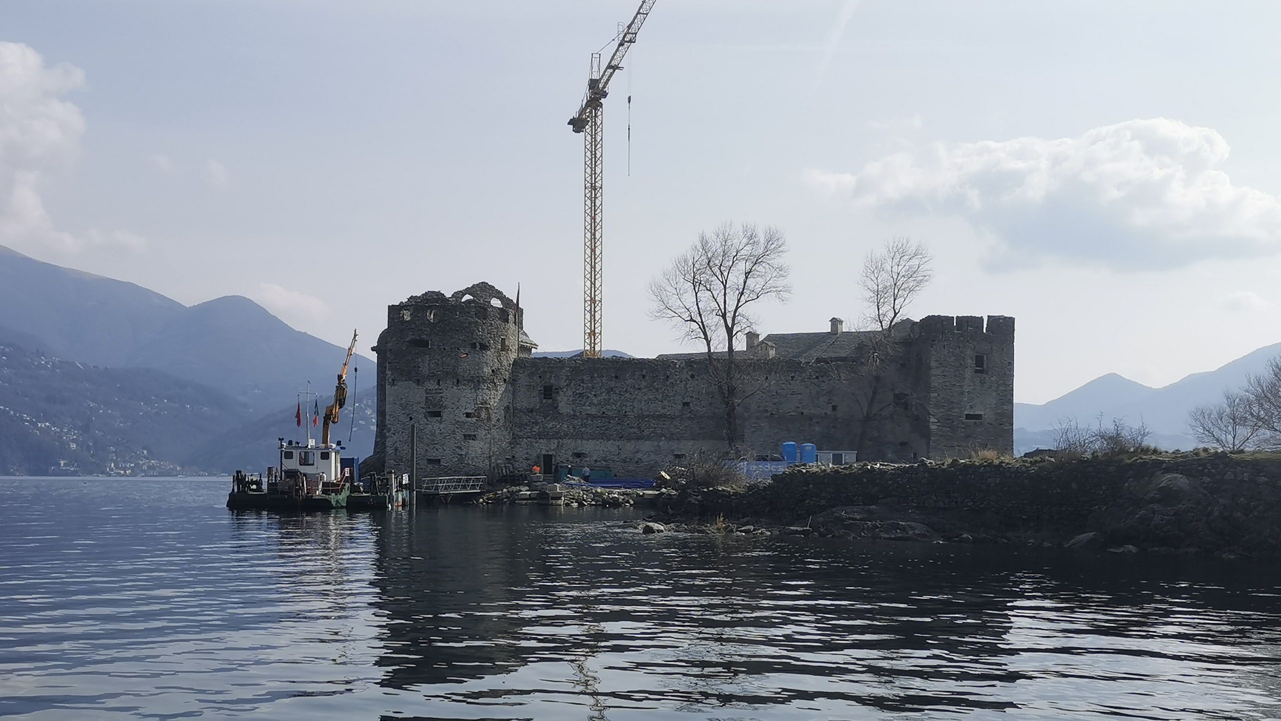 comar è addetto ai lavori di ristrutturazione dei castelli di cannero sul lago maggiore